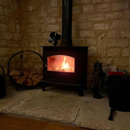 Cosy Cotswold Lodge: Family-Friendly Retreat with Spa and Heated Pools Ashton Keynes Exterior photo