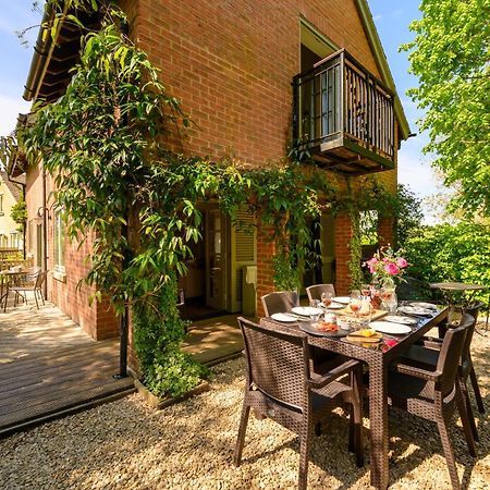 Cosy Cotswold Lodge: Family-Friendly Retreat with Spa and Heated Pools Ashton Keynes Exterior photo