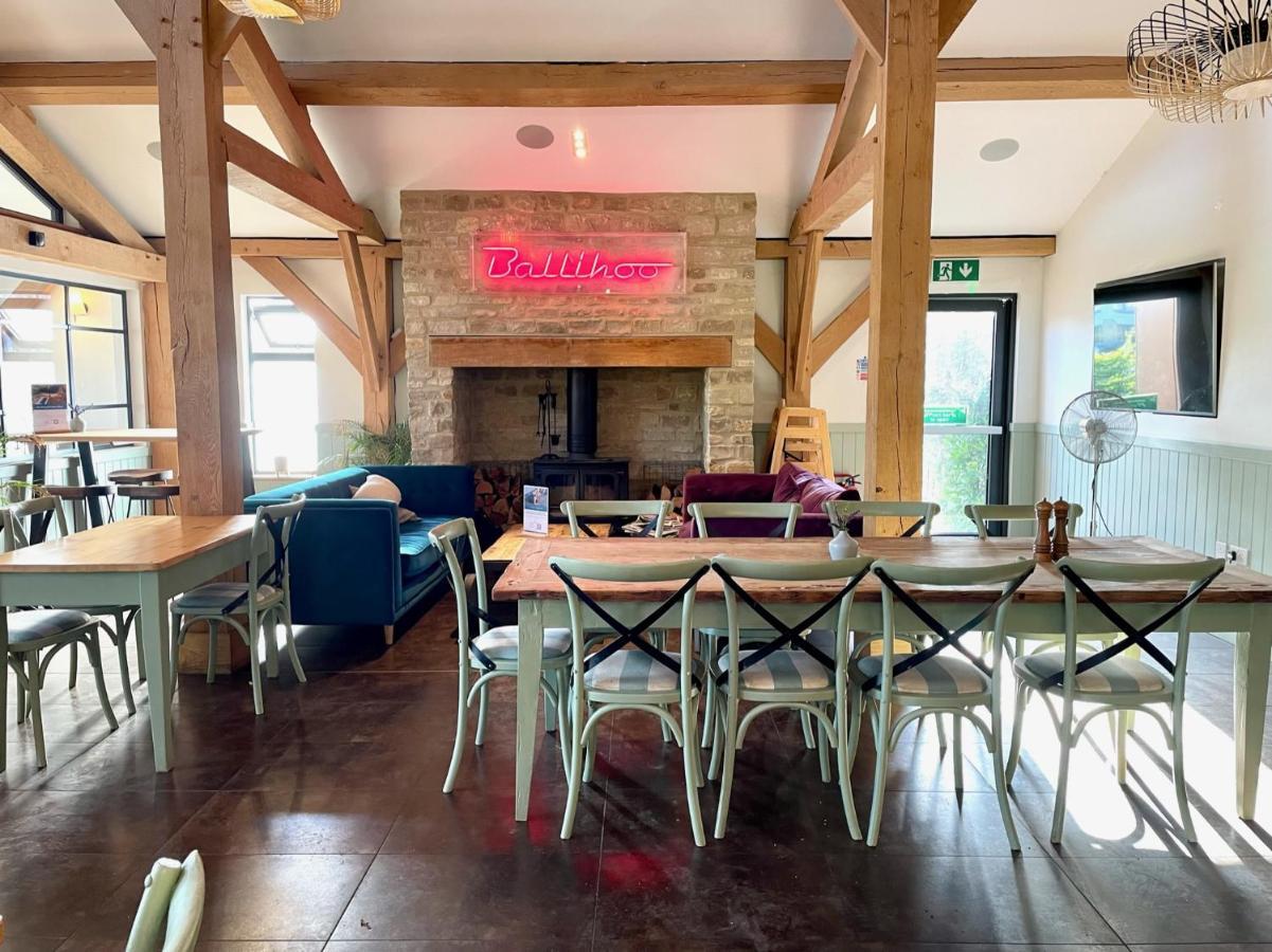 Cosy Cotswold Lodge: Family-Friendly Retreat with Spa and Heated Pools Ashton Keynes Exterior photo