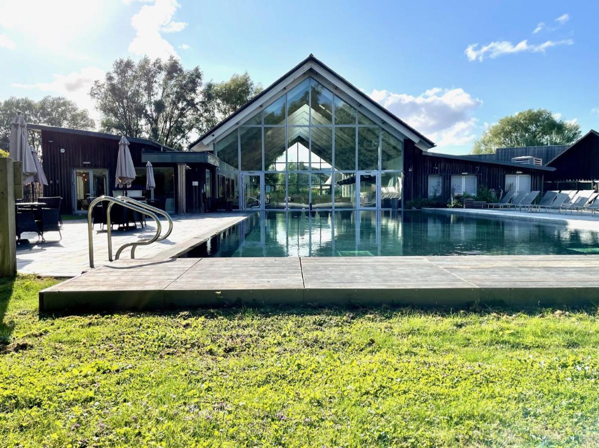 Cosy Cotswold Lodge: Family-Friendly Retreat with Spa and Heated Pools Ashton Keynes Exterior photo