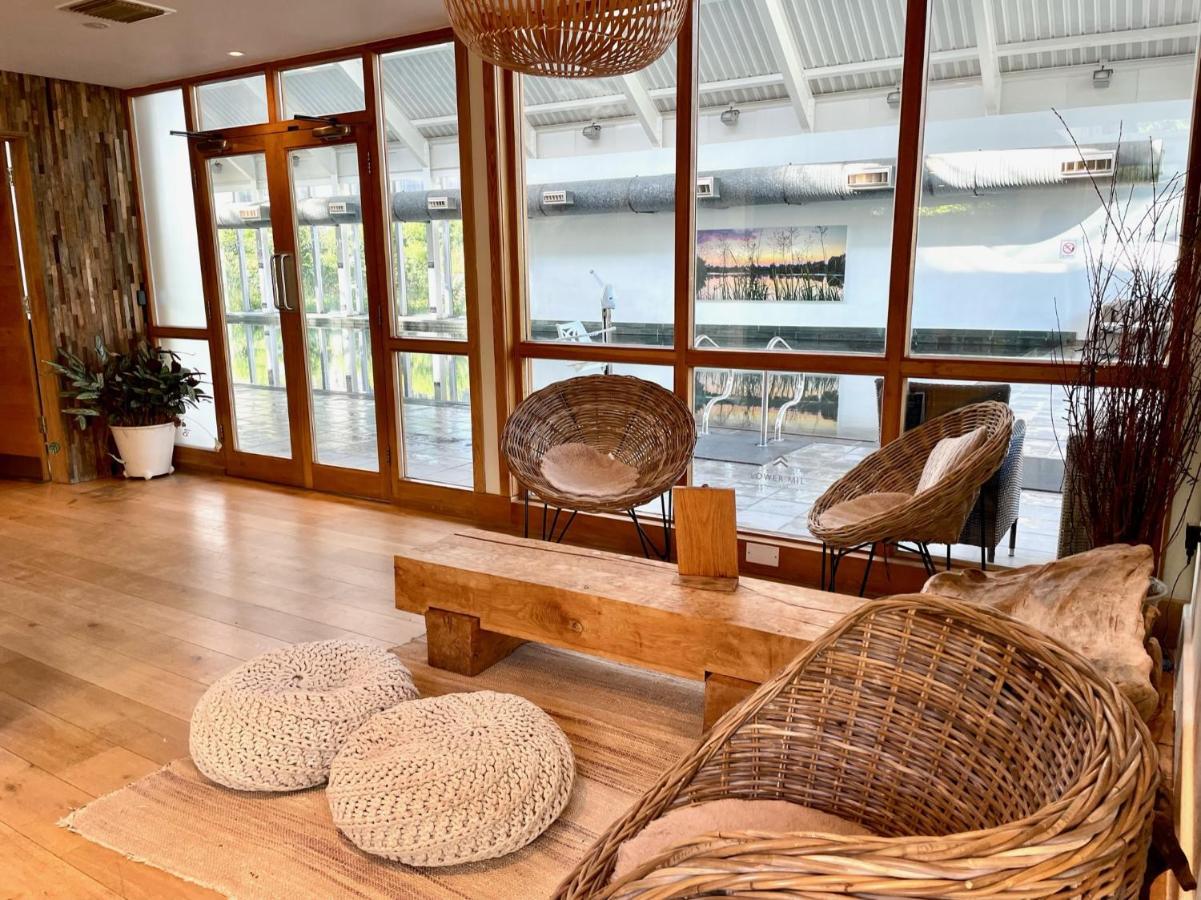 Cosy Cotswold Lodge: Family-Friendly Retreat with Spa and Heated Pools Ashton Keynes Exterior photo