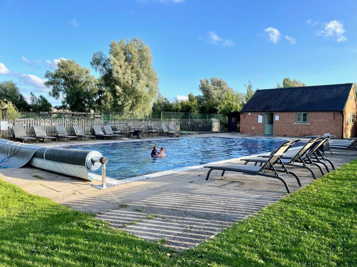 Cosy Cotswold Lodge: Family-Friendly Retreat with Spa and Heated Pools Ashton Keynes Exterior photo