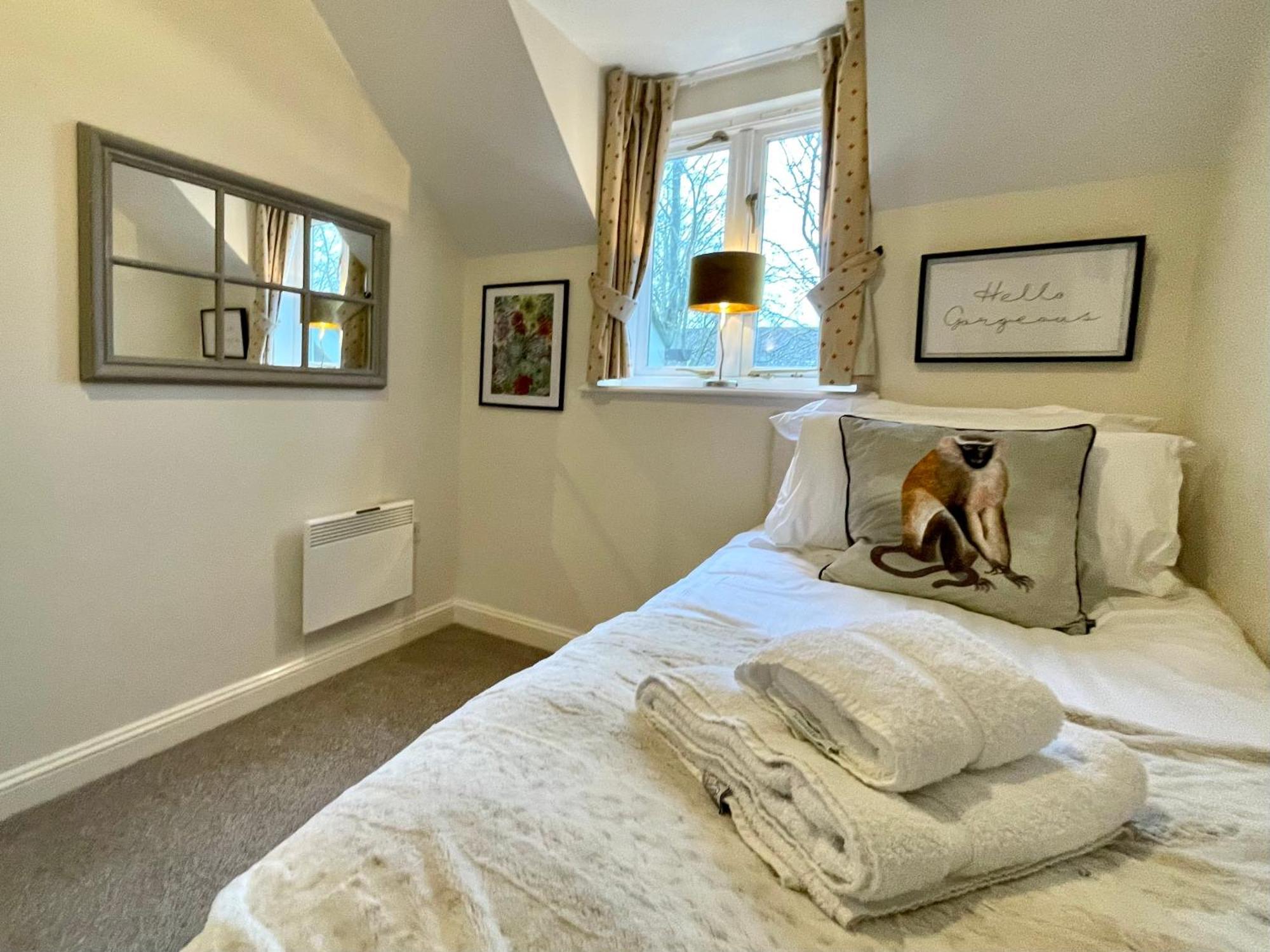 Cosy Cotswold Lodge: Family-Friendly Retreat with Spa and Heated Pools Ashton Keynes Exterior photo