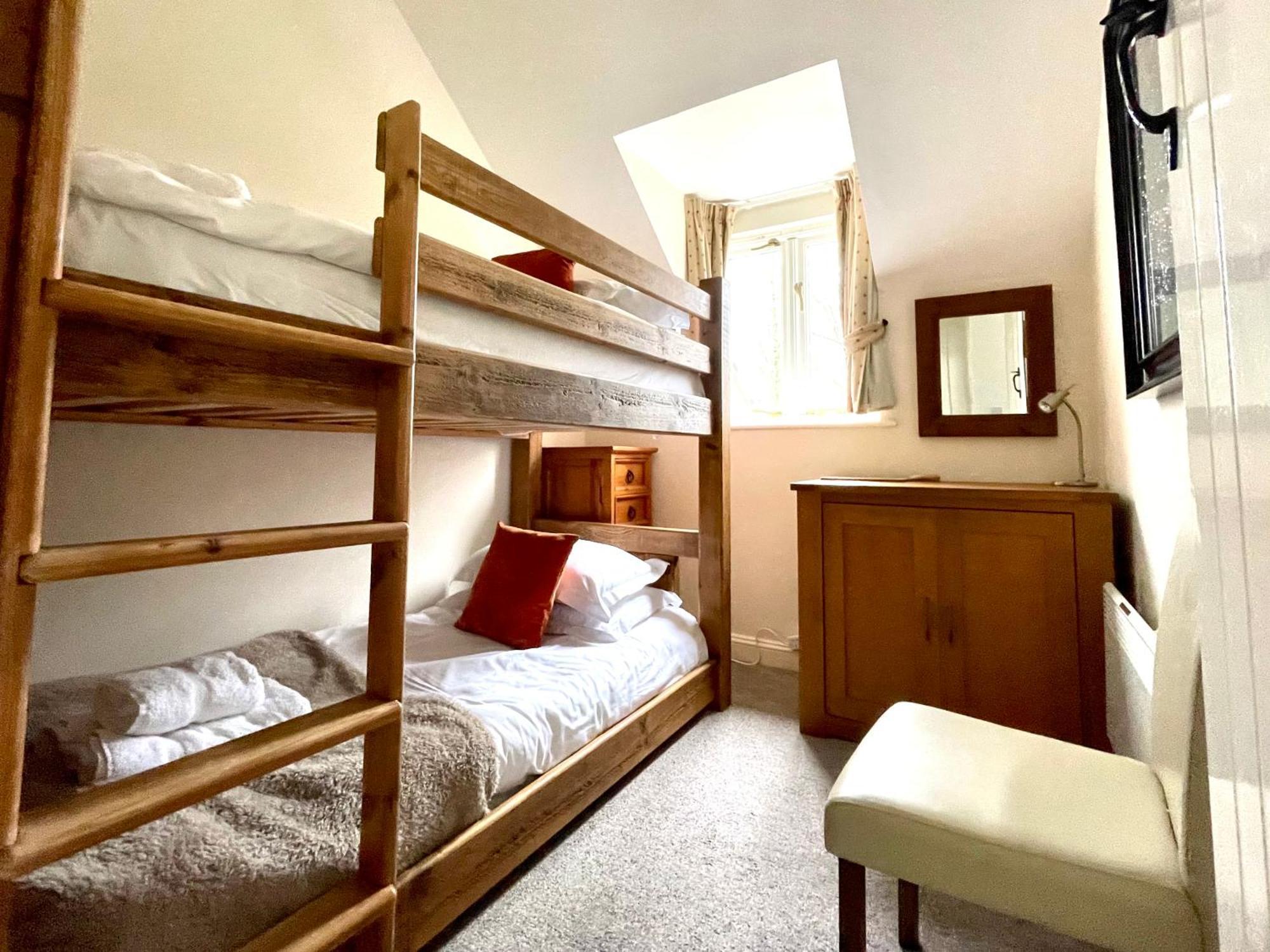 Cosy Cotswold Lodge: Family-Friendly Retreat with Spa and Heated Pools Ashton Keynes Exterior photo