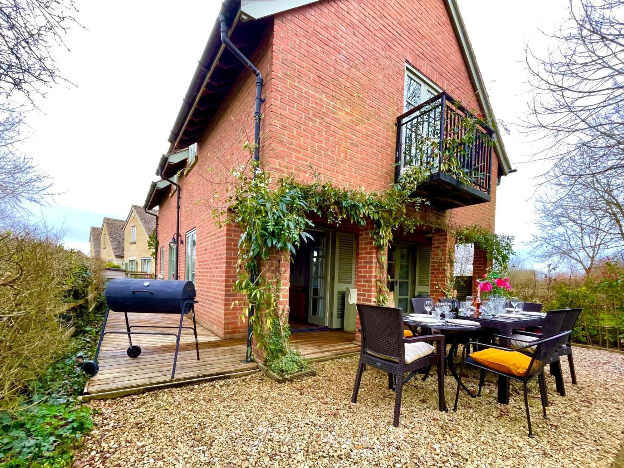 Cosy Cotswold Lodge: Family-Friendly Retreat with Spa and Heated Pools Ashton Keynes Exterior photo