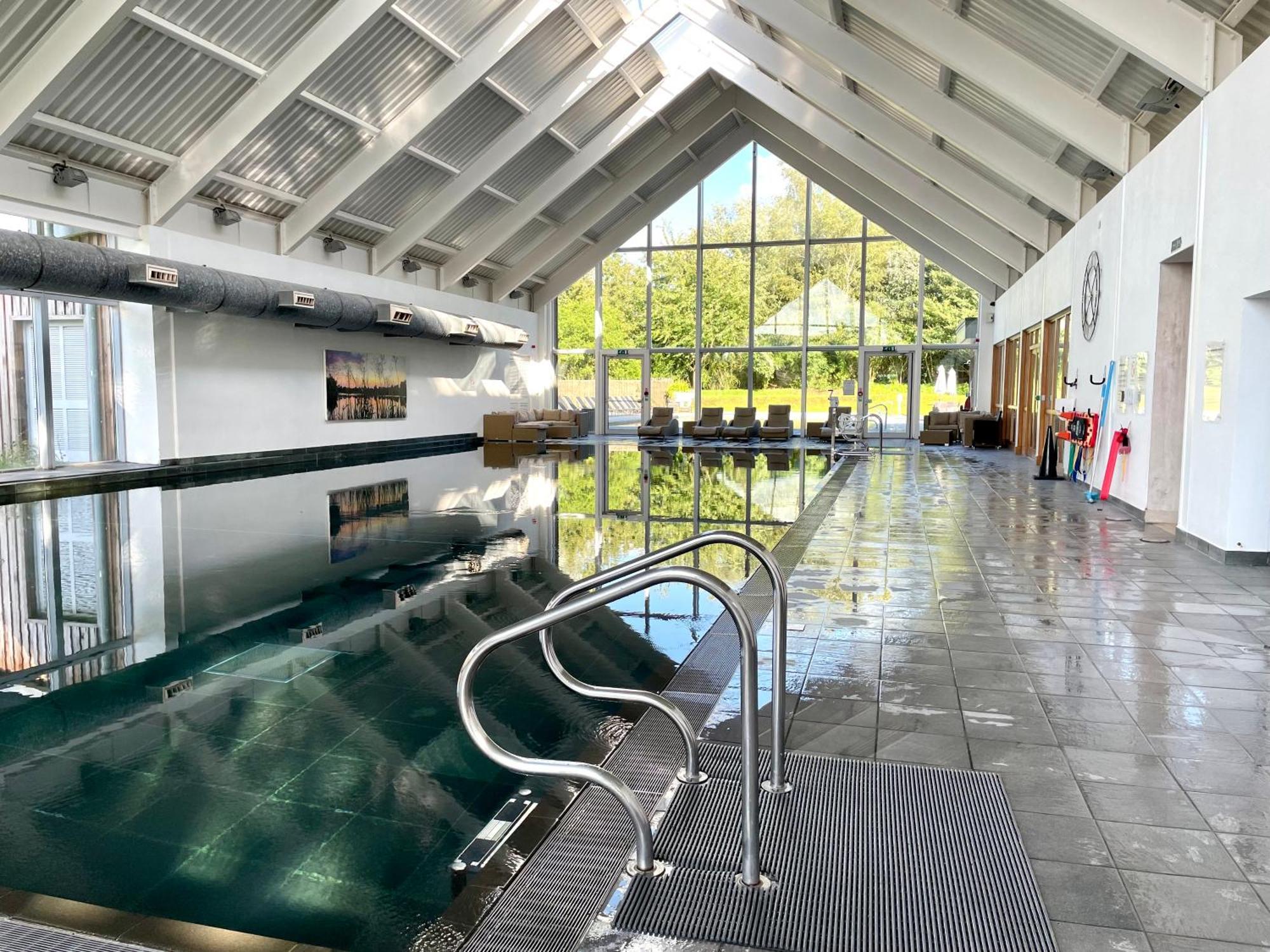 Cosy Cotswold Lodge: Family-Friendly Retreat with Spa and Heated Pools Ashton Keynes Exterior photo