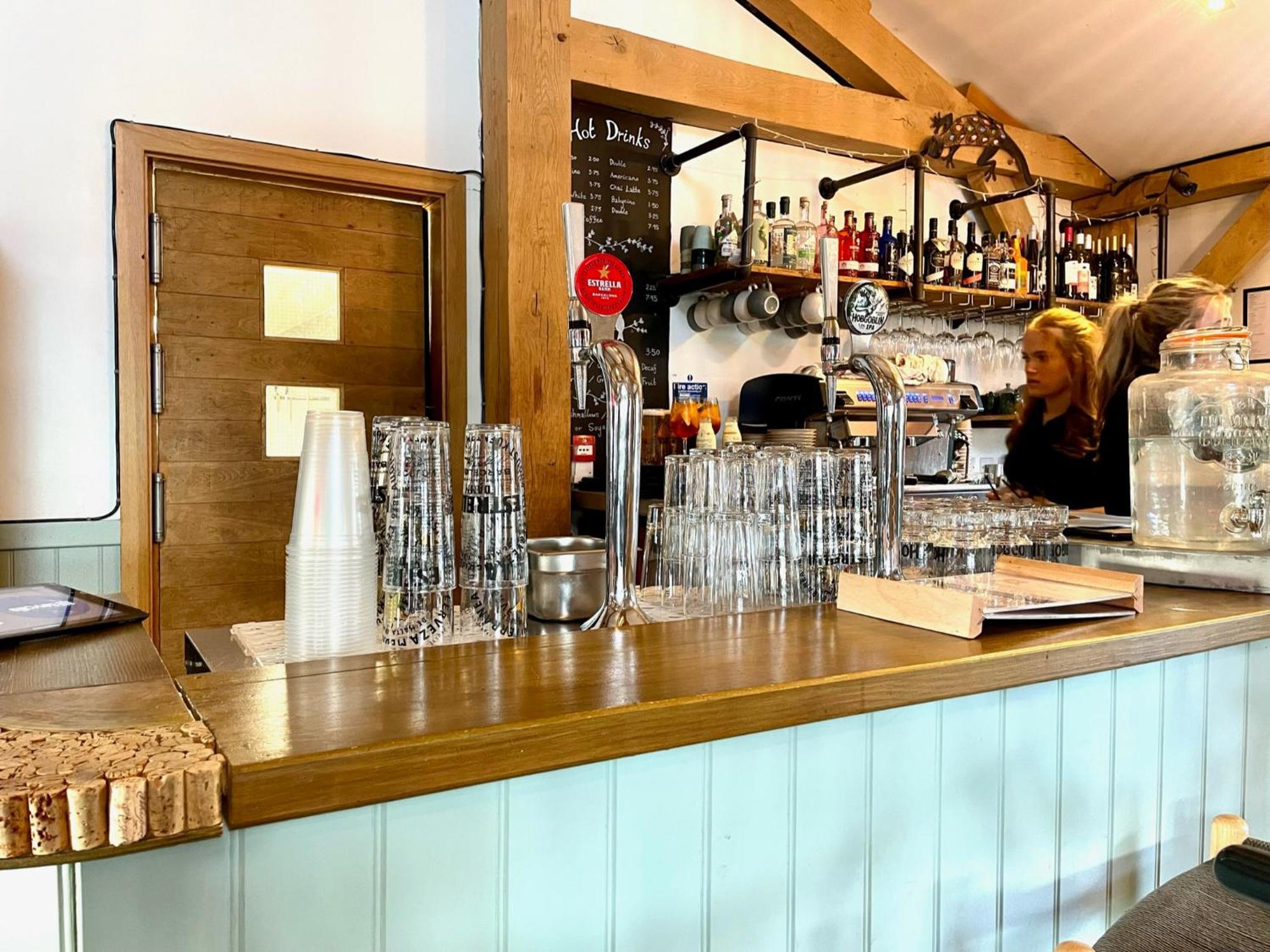 Cosy Cotswold Lodge: Family-Friendly Retreat with Spa and Heated Pools Ashton Keynes Exterior photo
