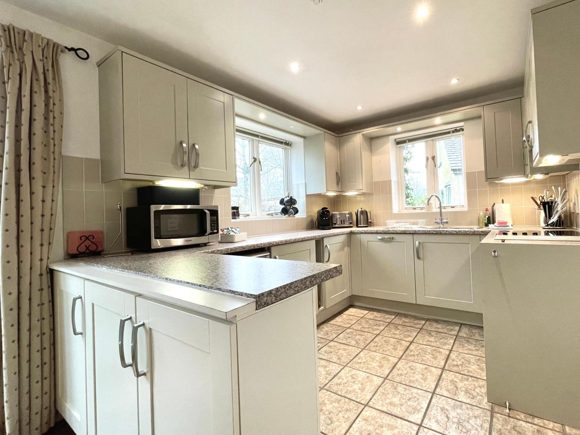 Cosy Cotswold Lodge: Family-Friendly Retreat with Spa and Heated Pools Ashton Keynes Exterior photo