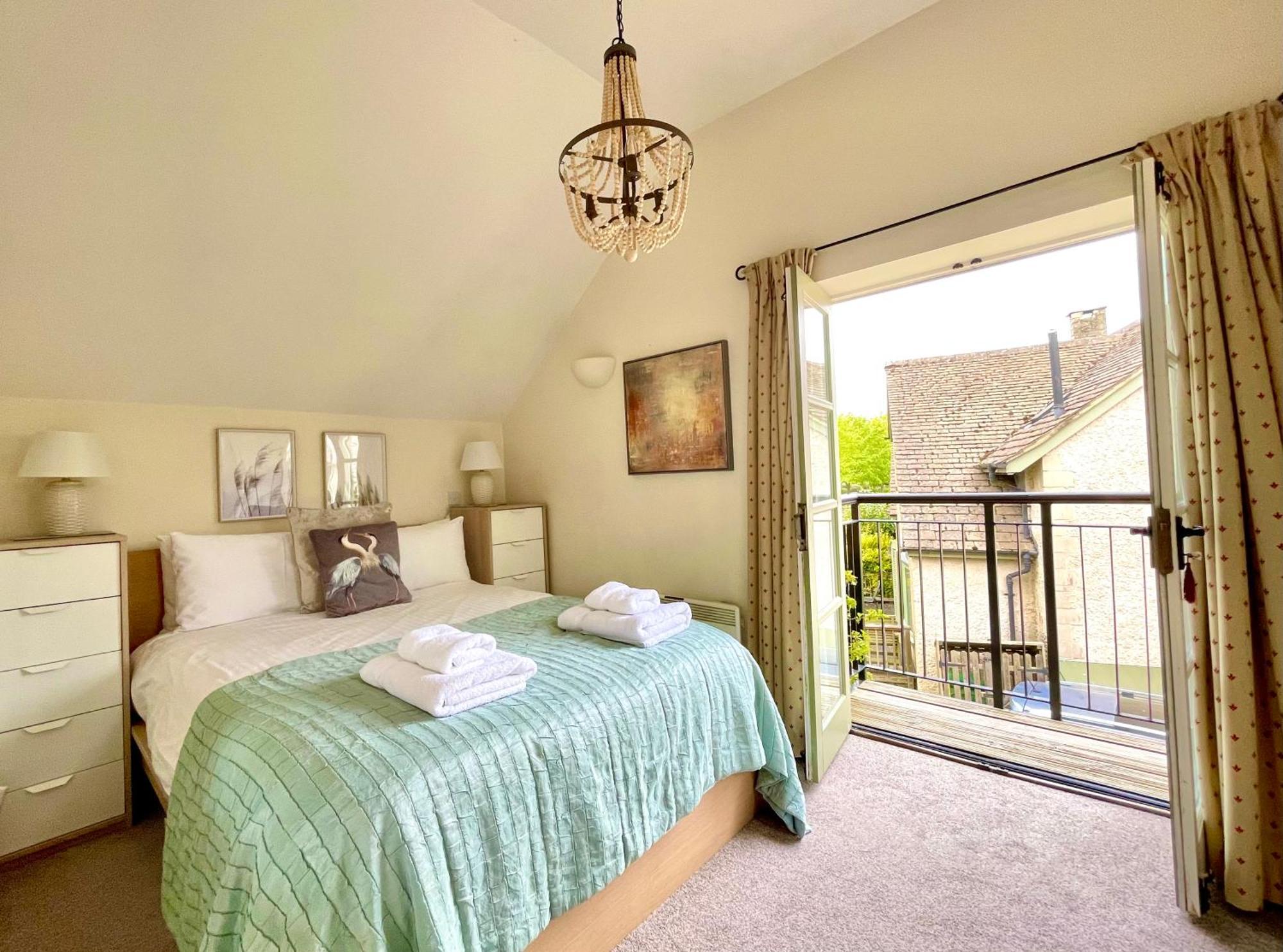 Cosy Cotswold Lodge: Family-Friendly Retreat with Spa and Heated Pools Ashton Keynes Exterior photo