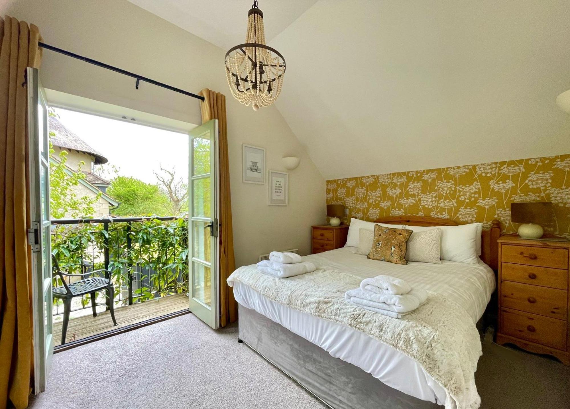 Cosy Cotswold Lodge: Family-Friendly Retreat with Spa and Heated Pools Ashton Keynes Exterior photo