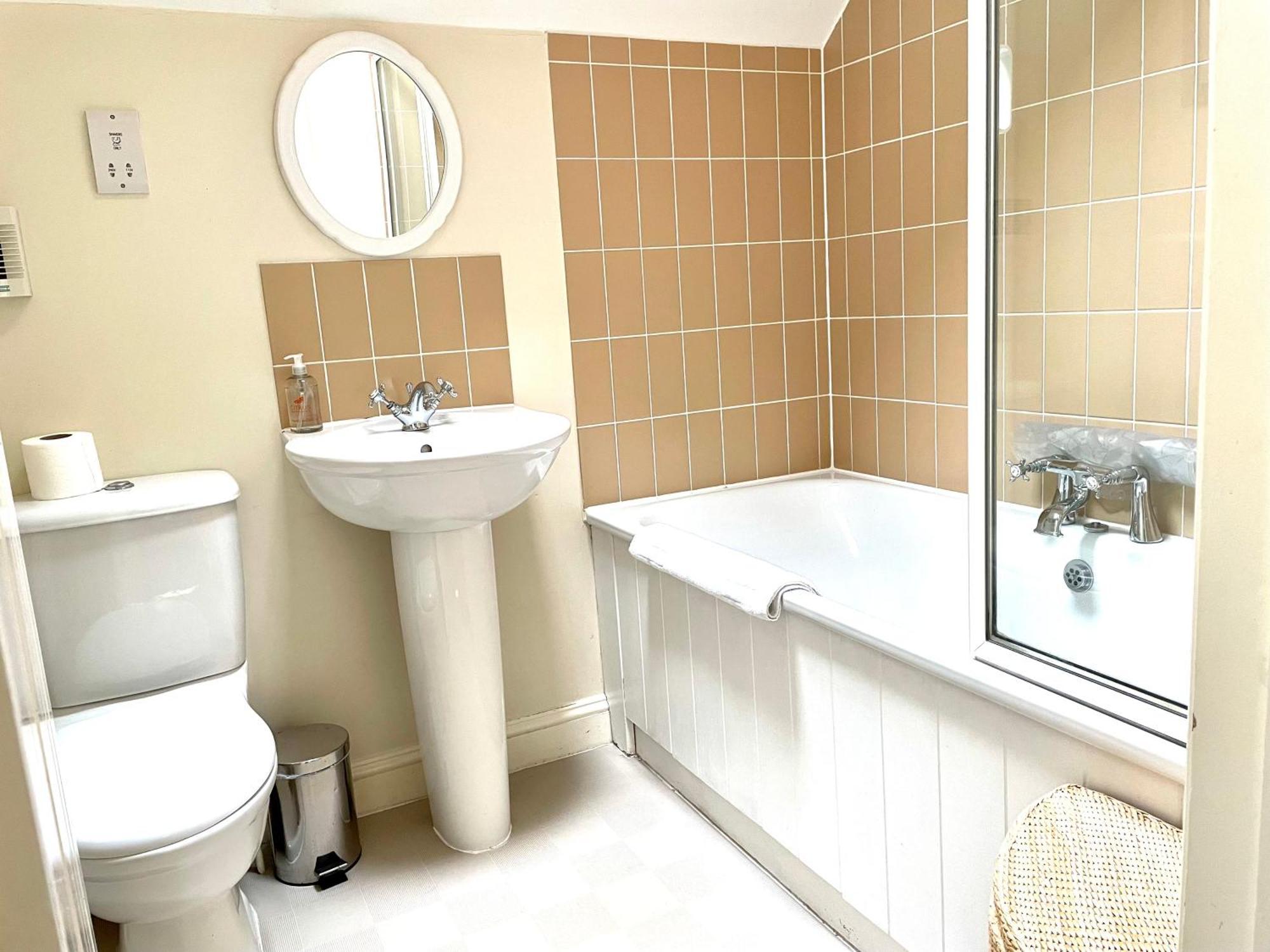 Cosy Cotswold Lodge: Family-Friendly Retreat with Spa and Heated Pools Ashton Keynes Exterior photo