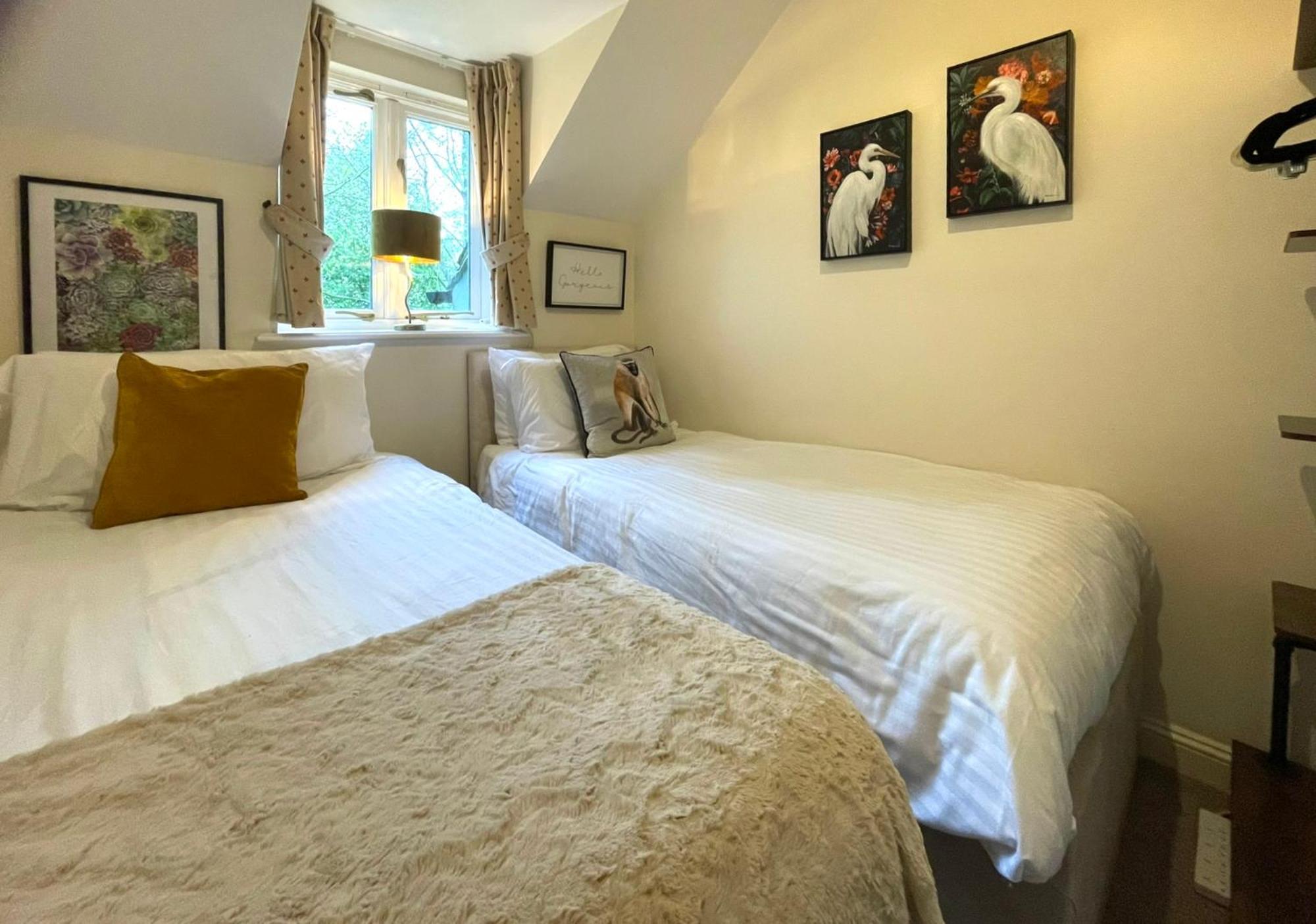 Cosy Cotswold Lodge: Family-Friendly Retreat with Spa and Heated Pools Ashton Keynes Exterior photo