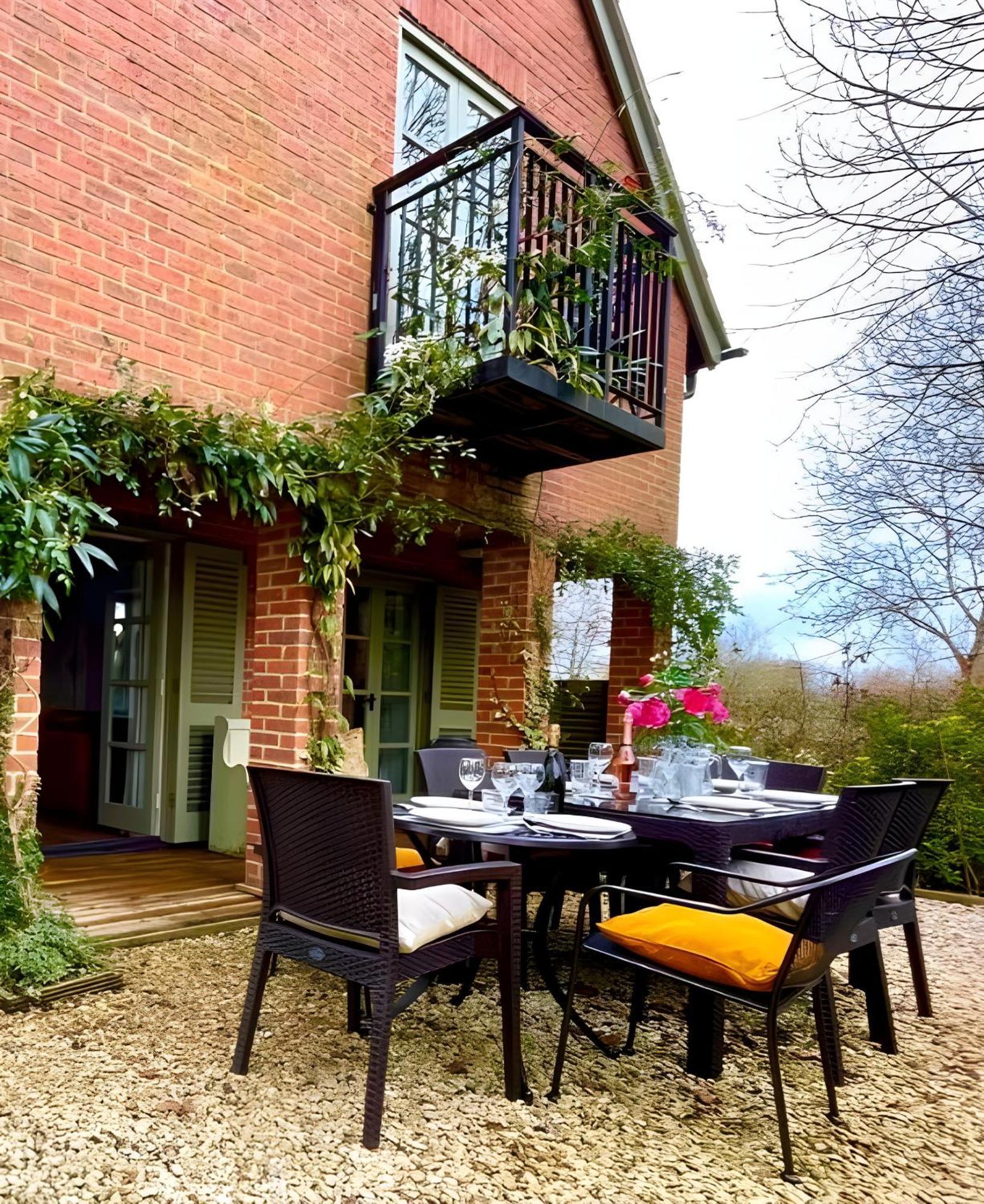 Cosy Cotswold Lodge: Family-Friendly Retreat with Spa and Heated Pools Ashton Keynes Exterior photo