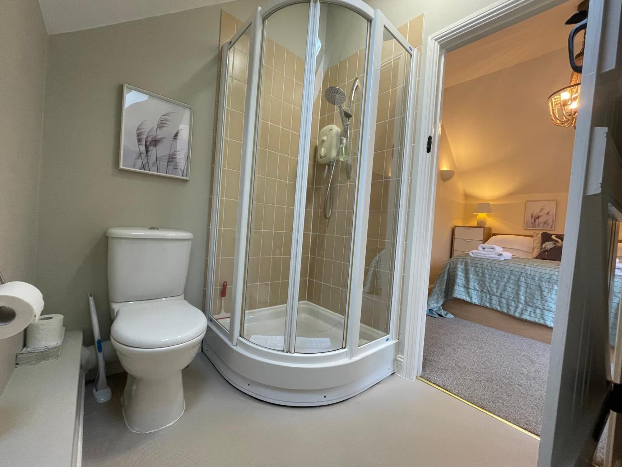 Cosy Cotswold Lodge: Family-Friendly Retreat with Spa and Heated Pools Ashton Keynes Exterior photo