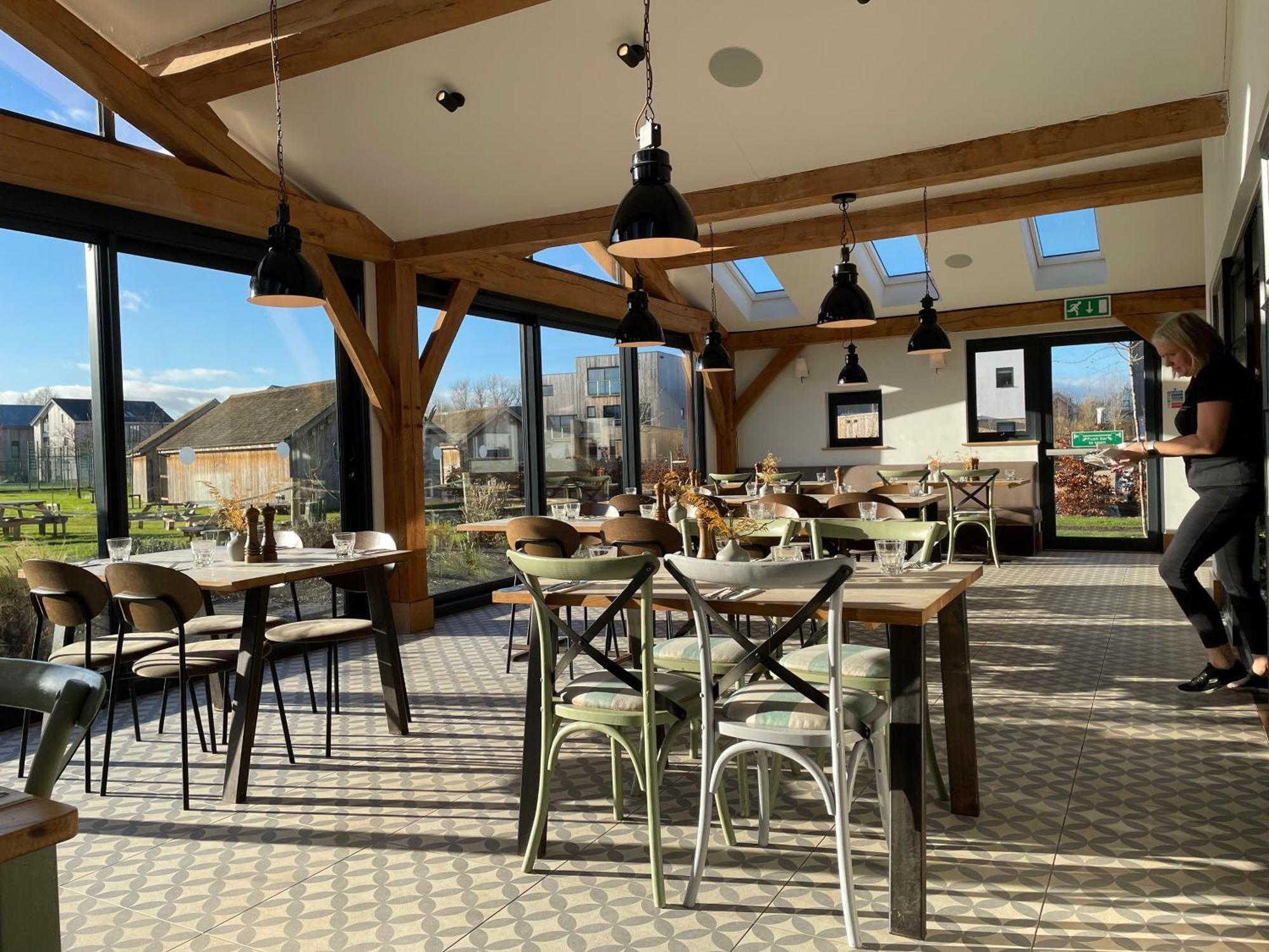 Cosy Cotswold Lodge: Family-Friendly Retreat with Spa and Heated Pools Ashton Keynes Exterior photo