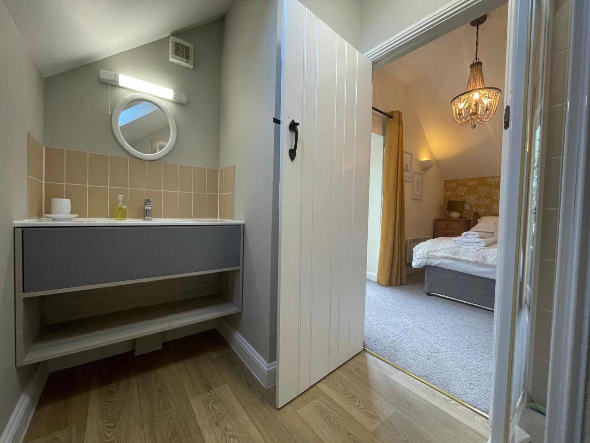 Cosy Cotswold Lodge: Family-Friendly Retreat with Spa and Heated Pools Ashton Keynes Exterior photo