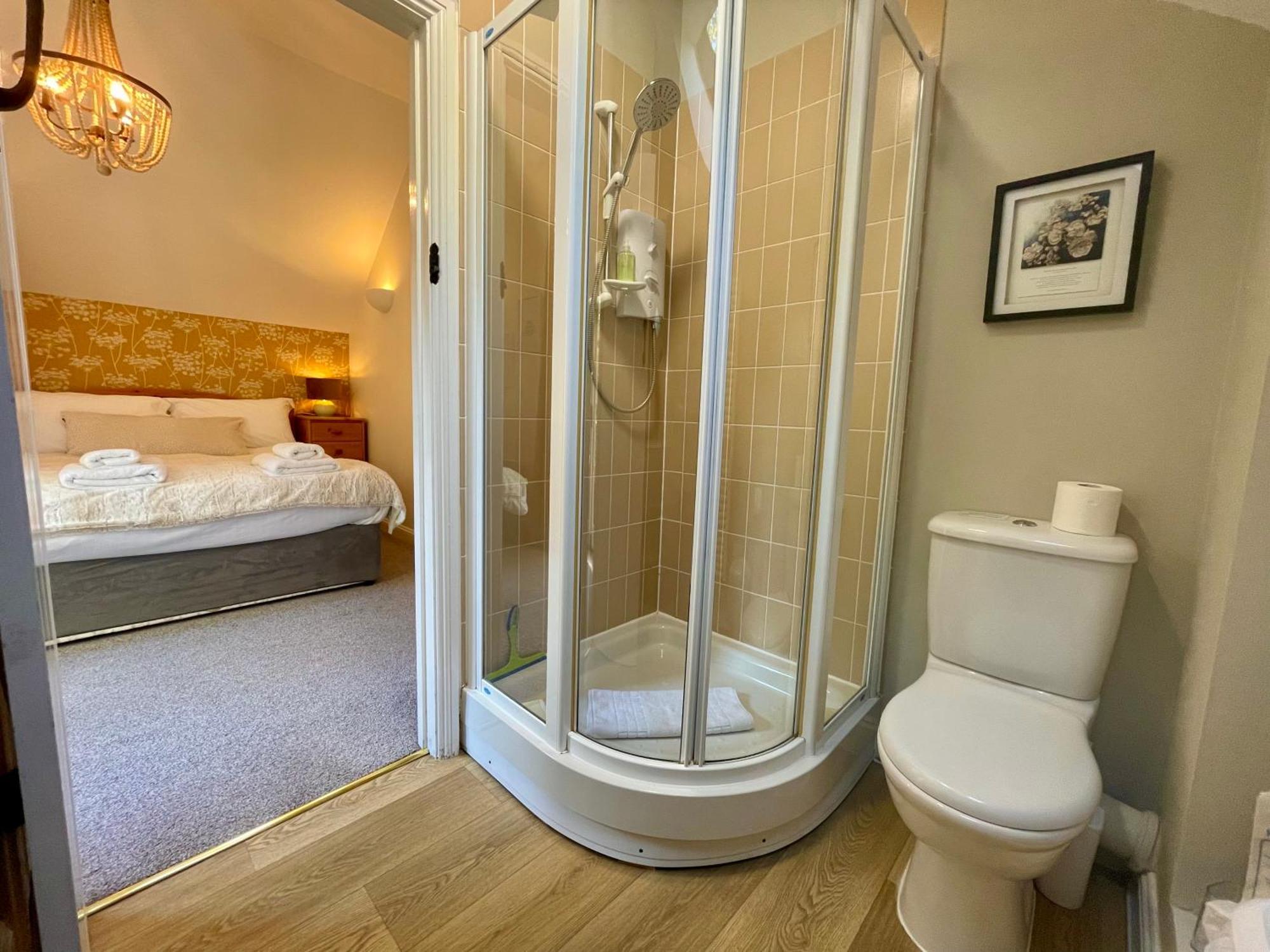 Cosy Cotswold Lodge: Family-Friendly Retreat with Spa and Heated Pools Ashton Keynes Exterior photo