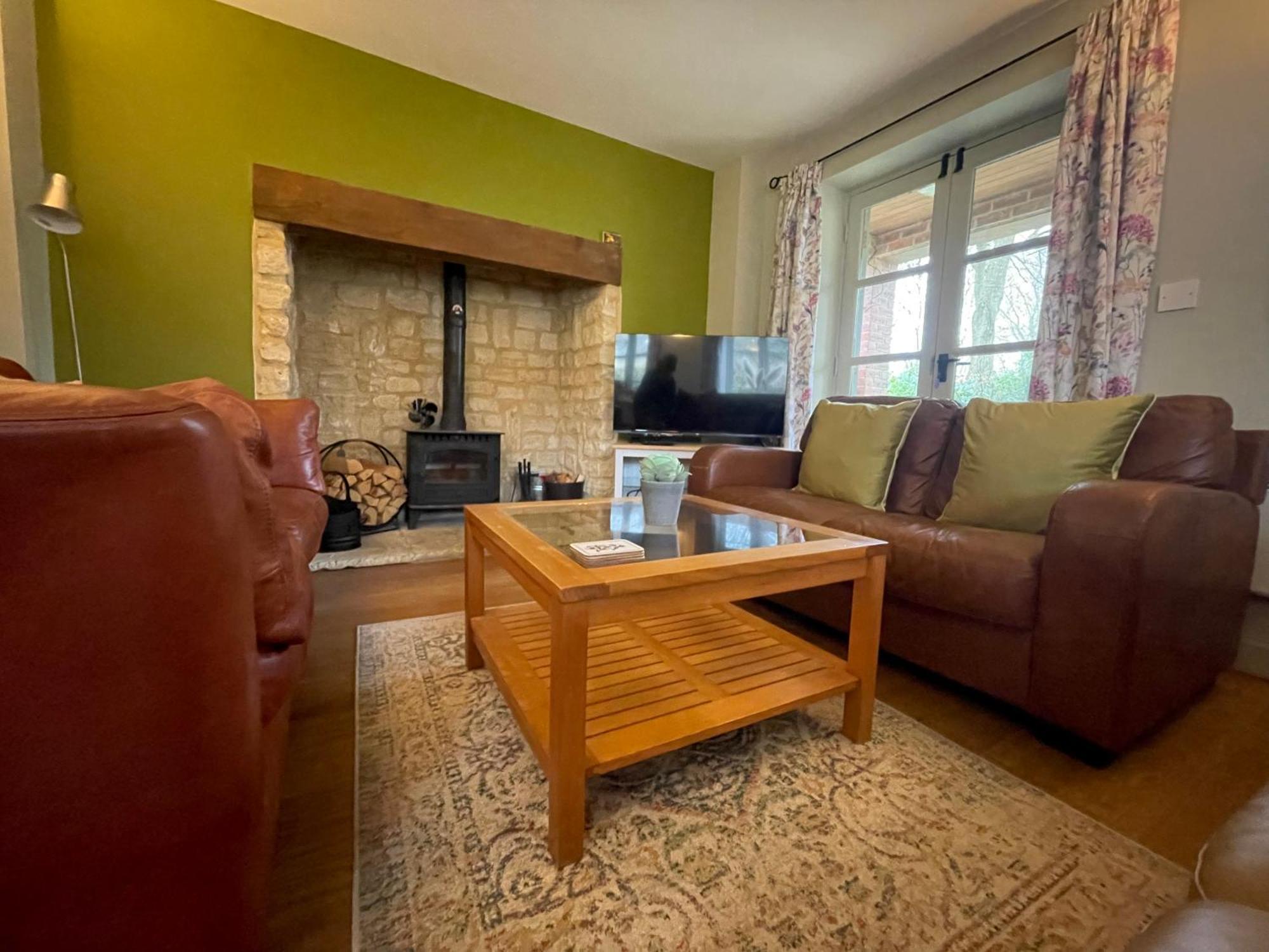 Cosy Cotswold Lodge: Family-Friendly Retreat with Spa and Heated Pools Ashton Keynes Exterior photo