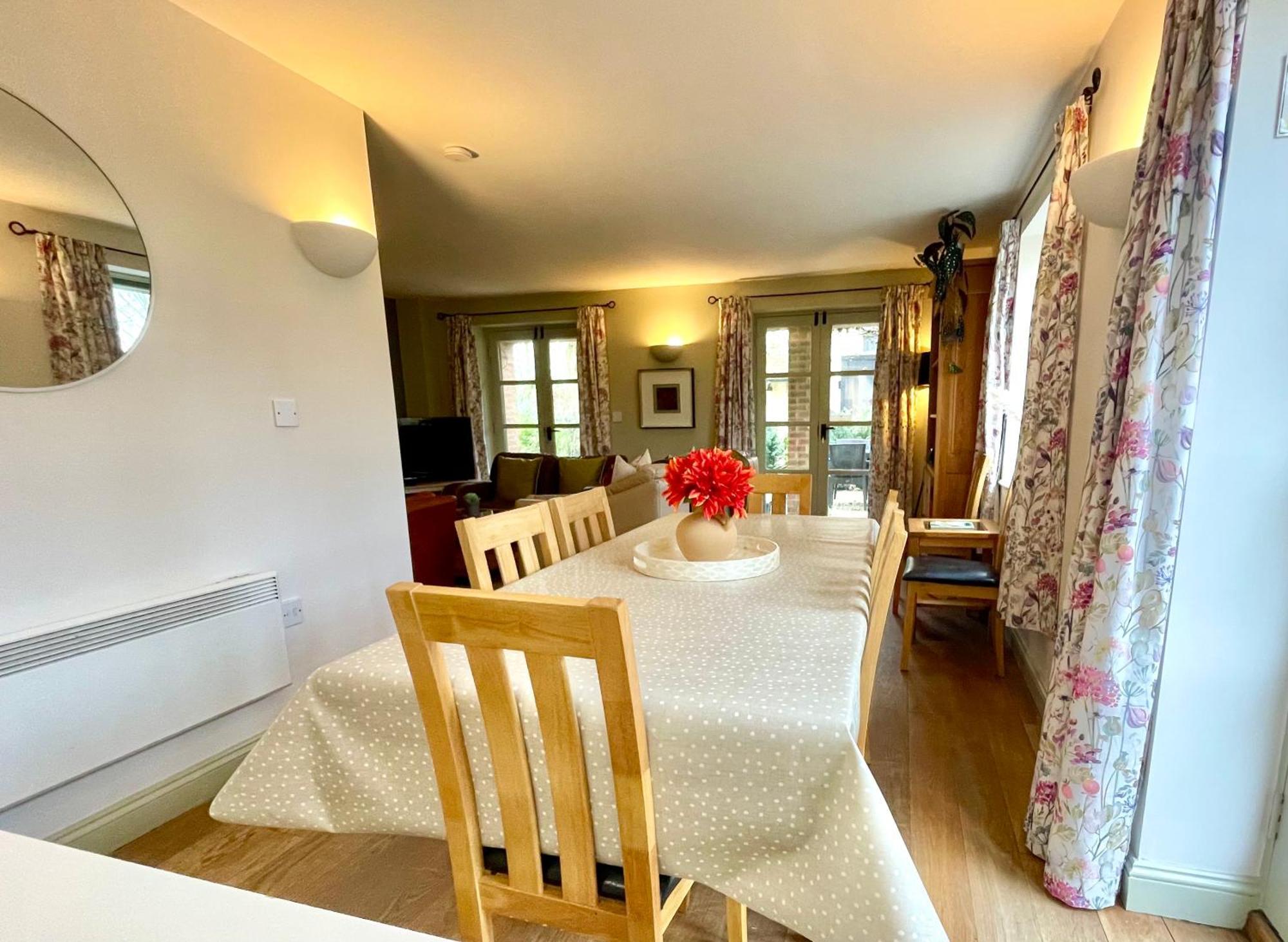 Cosy Cotswold Lodge: Family-Friendly Retreat with Spa and Heated Pools Ashton Keynes Exterior photo