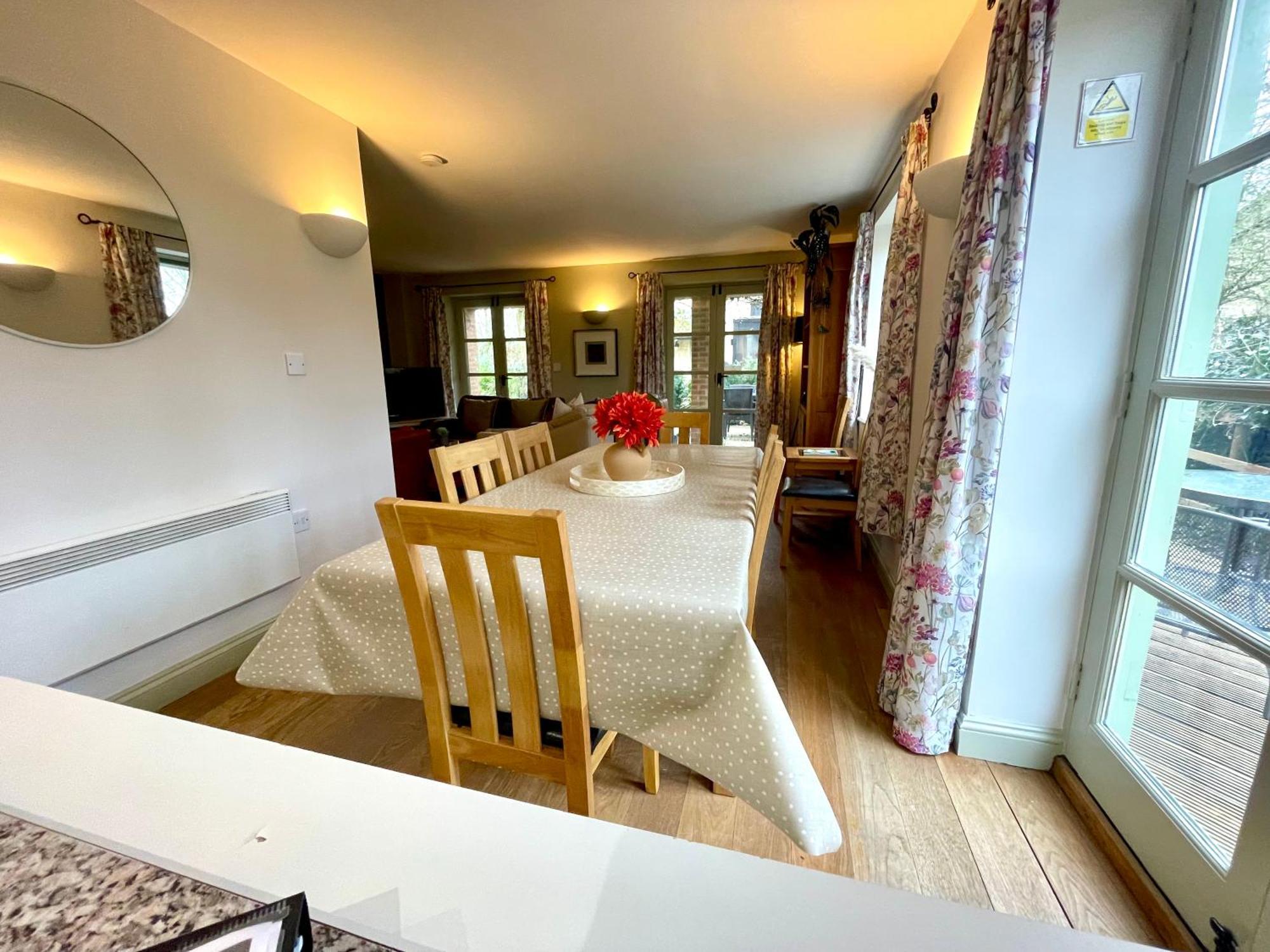 Cosy Cotswold Lodge: Family-Friendly Retreat with Spa and Heated Pools Ashton Keynes Exterior photo