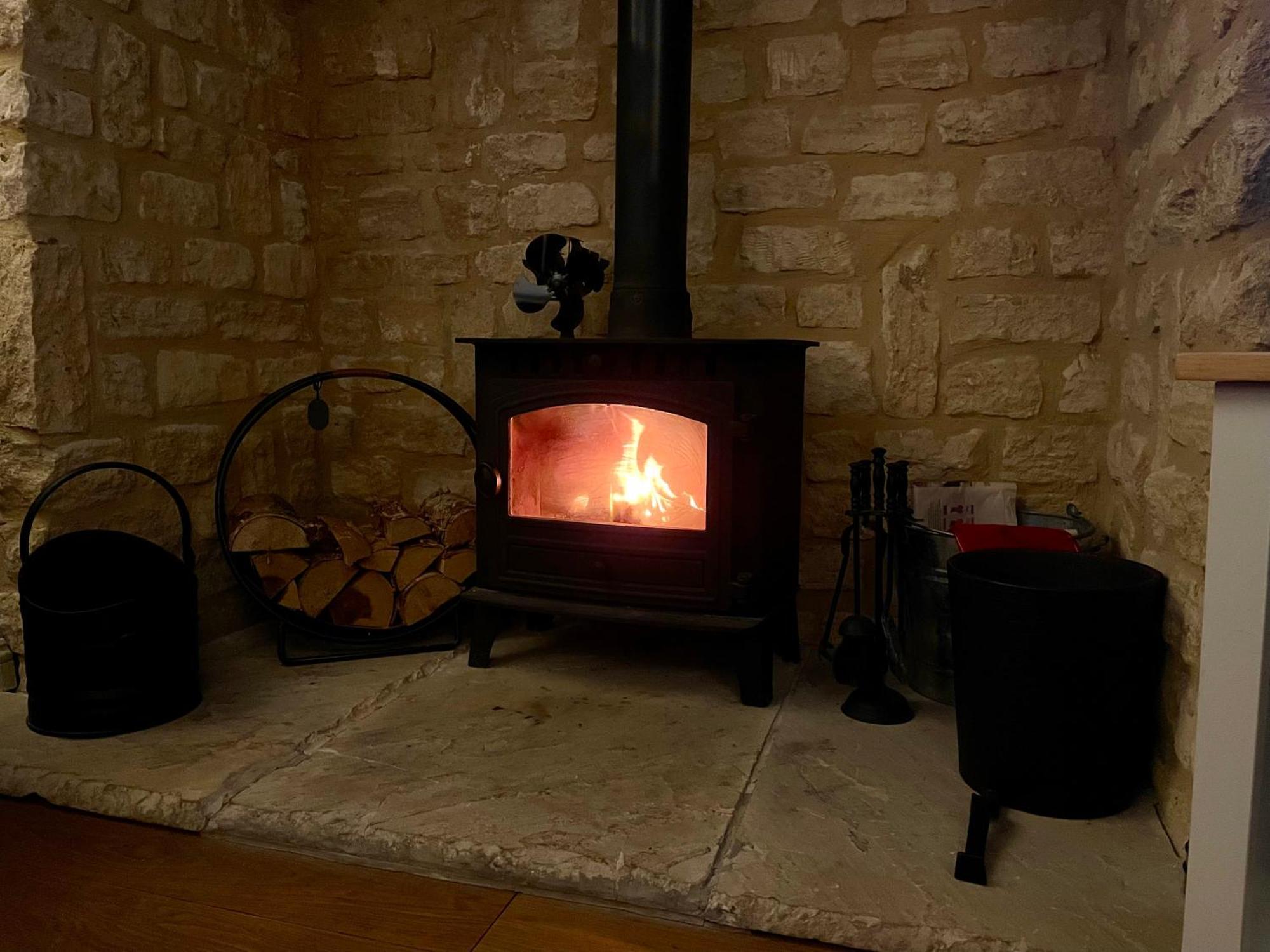 Cosy Cotswold Lodge: Family-Friendly Retreat with Spa and Heated Pools Ashton Keynes Exterior photo