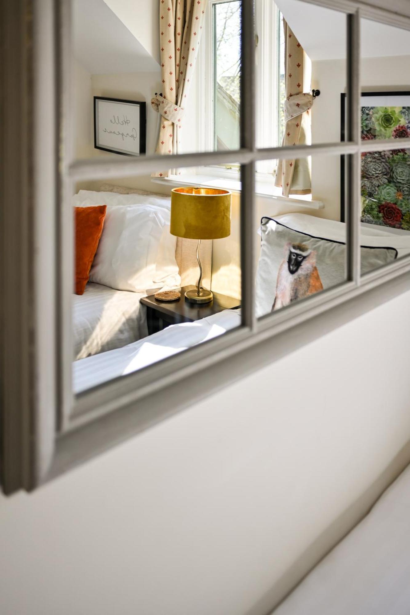 Cosy Cotswold Lodge: Family-Friendly Retreat with Spa and Heated Pools Ashton Keynes Exterior photo