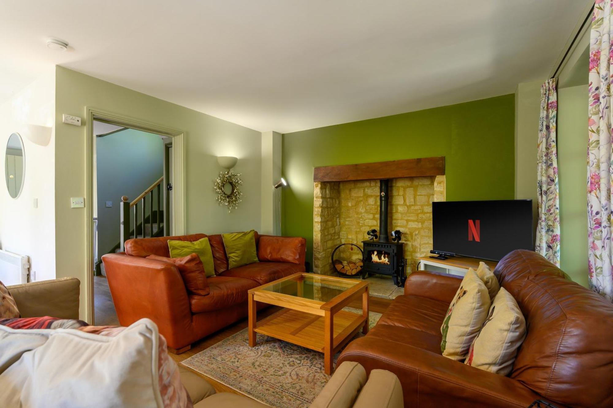 Cosy Cotswold Lodge: Family-Friendly Retreat with Spa and Heated Pools Ashton Keynes Exterior photo