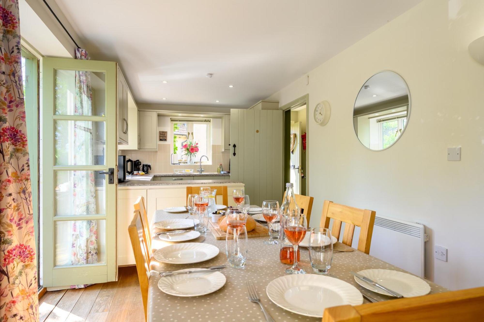 Cosy Cotswold Lodge: Family-Friendly Retreat with Spa and Heated Pools Ashton Keynes Exterior photo