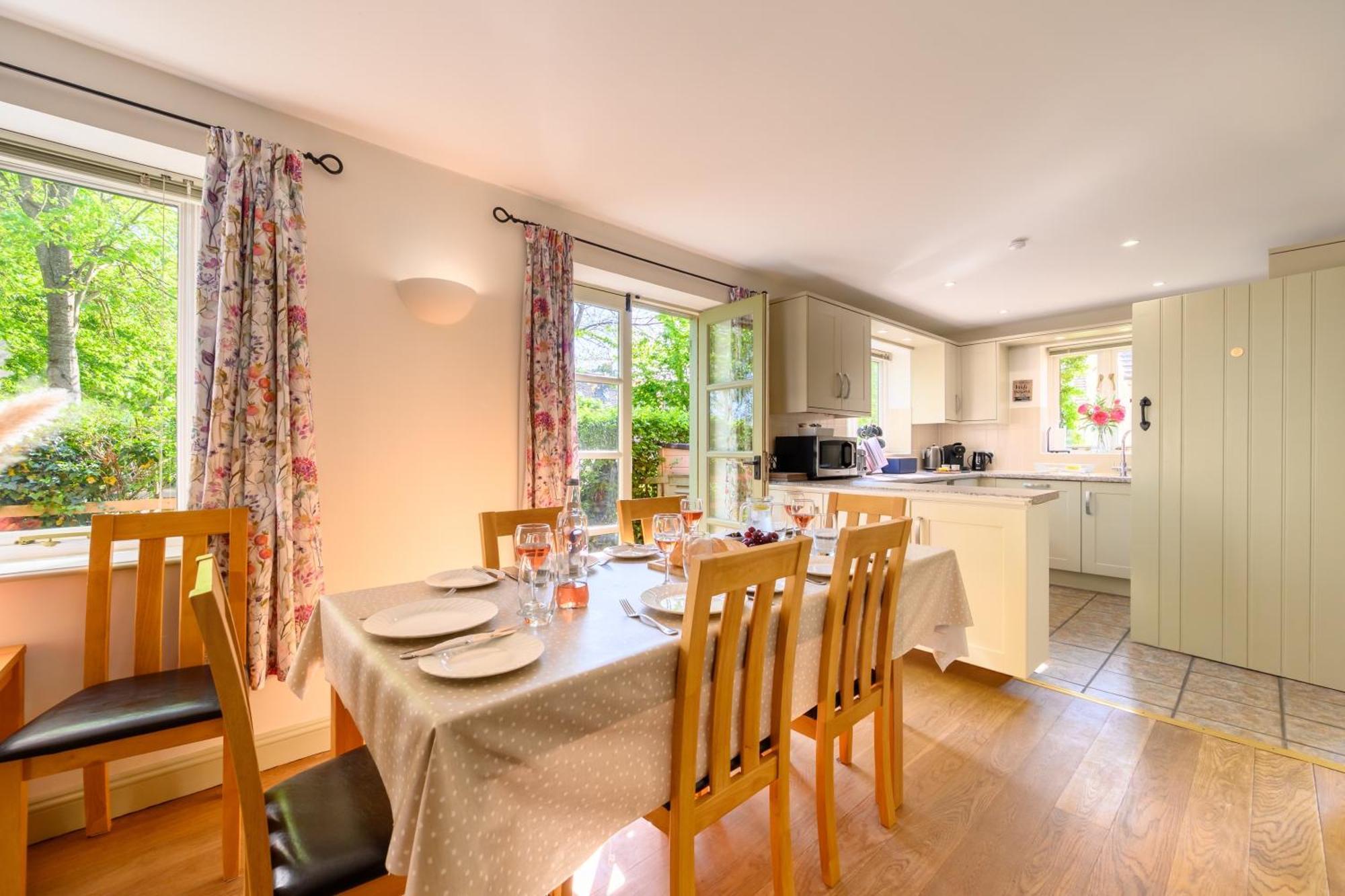 Cosy Cotswold Lodge: Family-Friendly Retreat with Spa and Heated Pools Ashton Keynes Exterior photo
