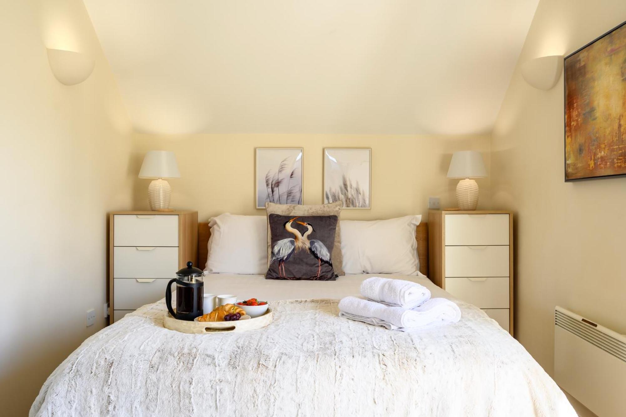 Cosy Cotswold Lodge: Family-Friendly Retreat with Spa and Heated Pools Ashton Keynes Exterior photo