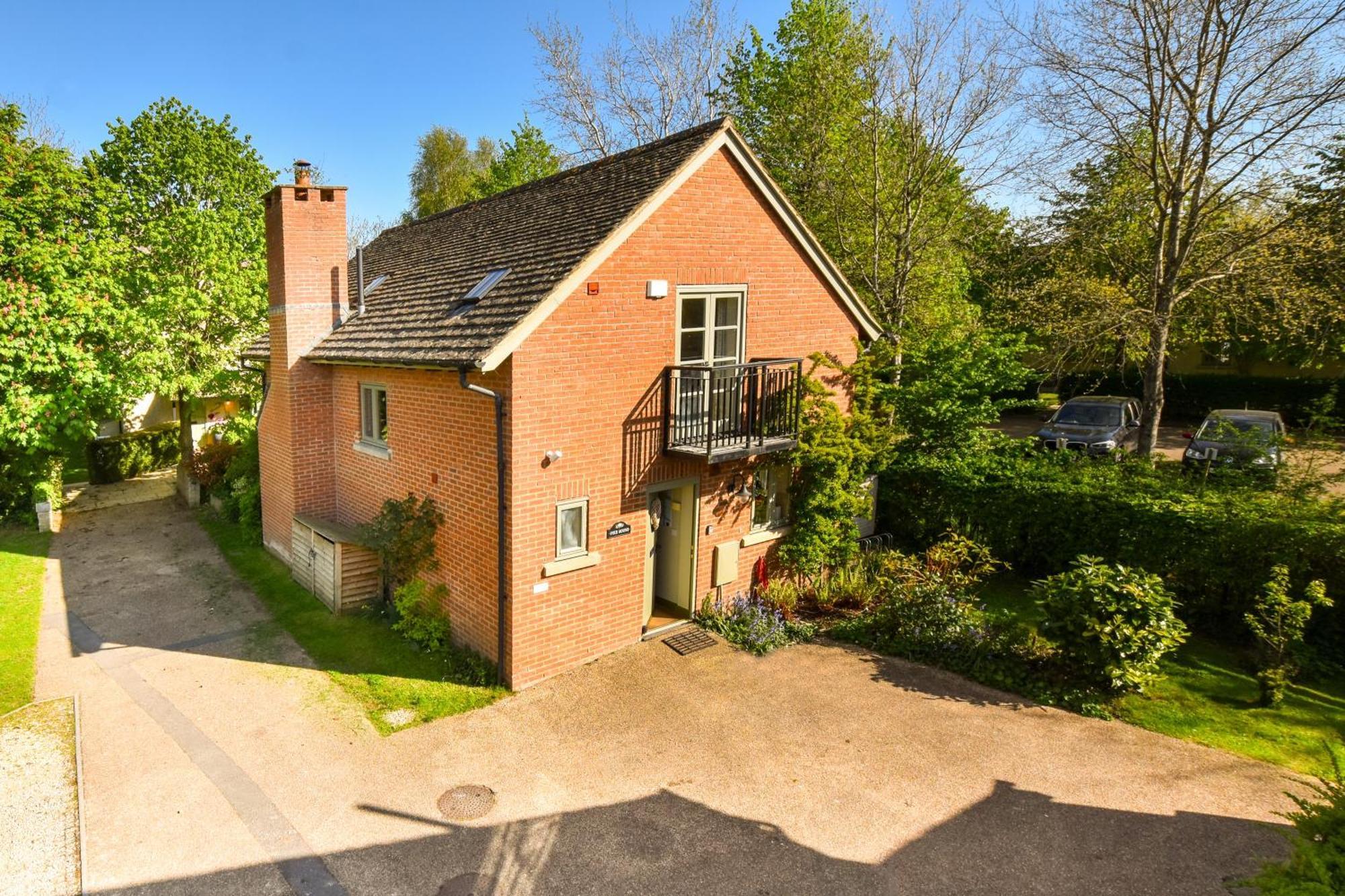 Cosy Cotswold Lodge: Family-Friendly Retreat with Spa and Heated Pools Ashton Keynes Exterior photo