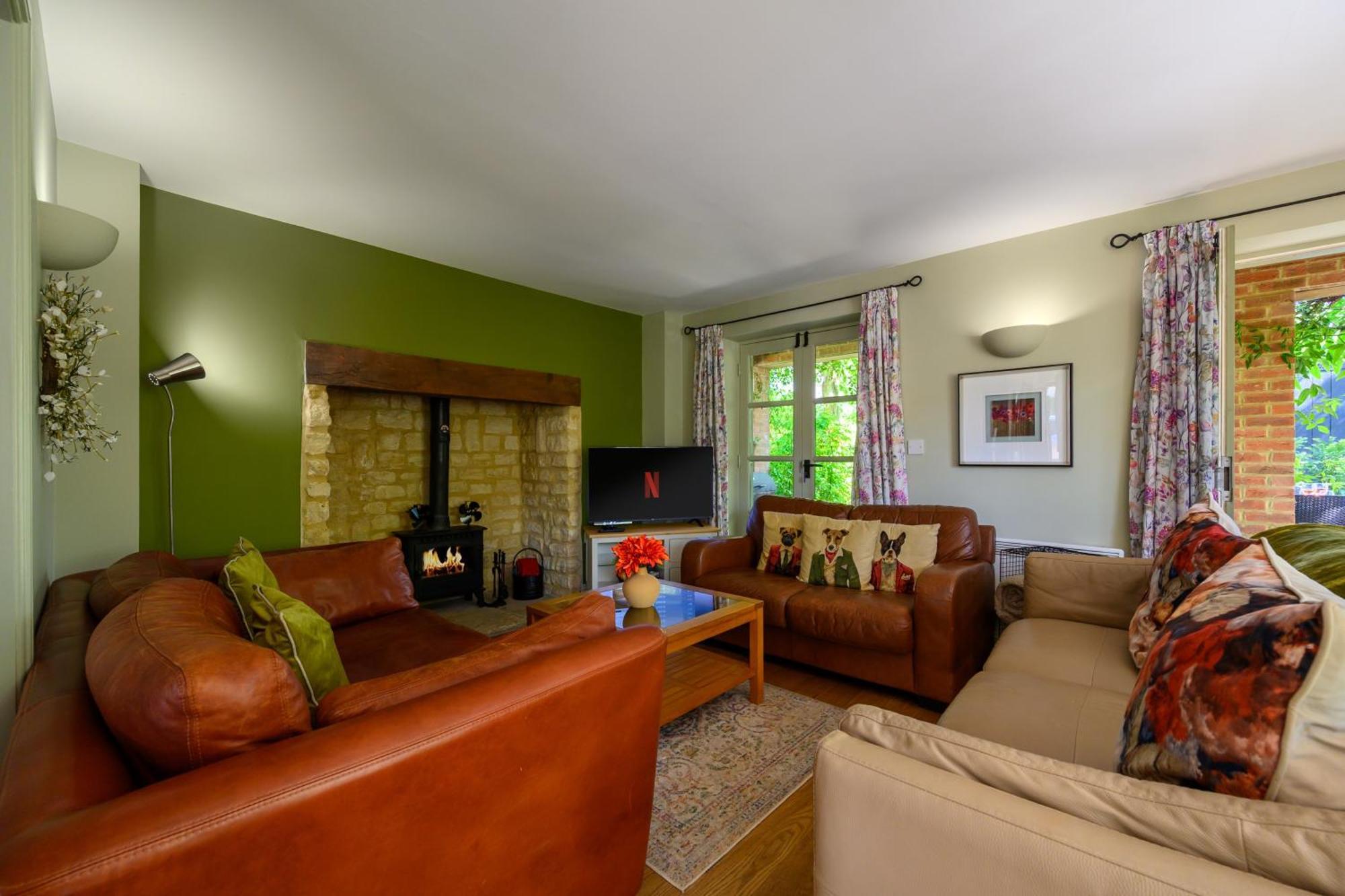 Cosy Cotswold Lodge: Family-Friendly Retreat with Spa and Heated Pools Ashton Keynes Exterior photo