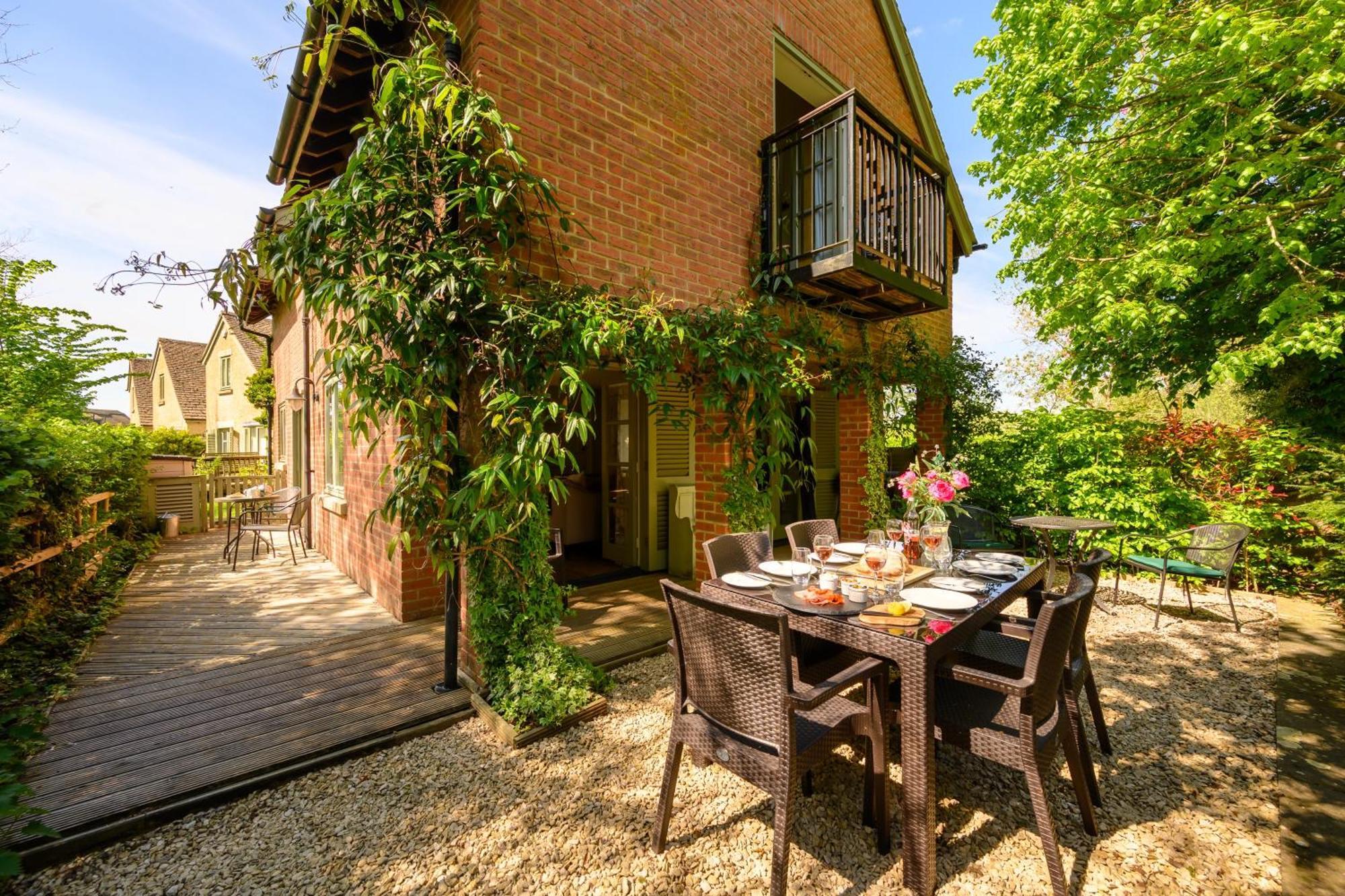 Cosy Cotswold Lodge: Family-Friendly Retreat with Spa and Heated Pools Ashton Keynes Exterior photo