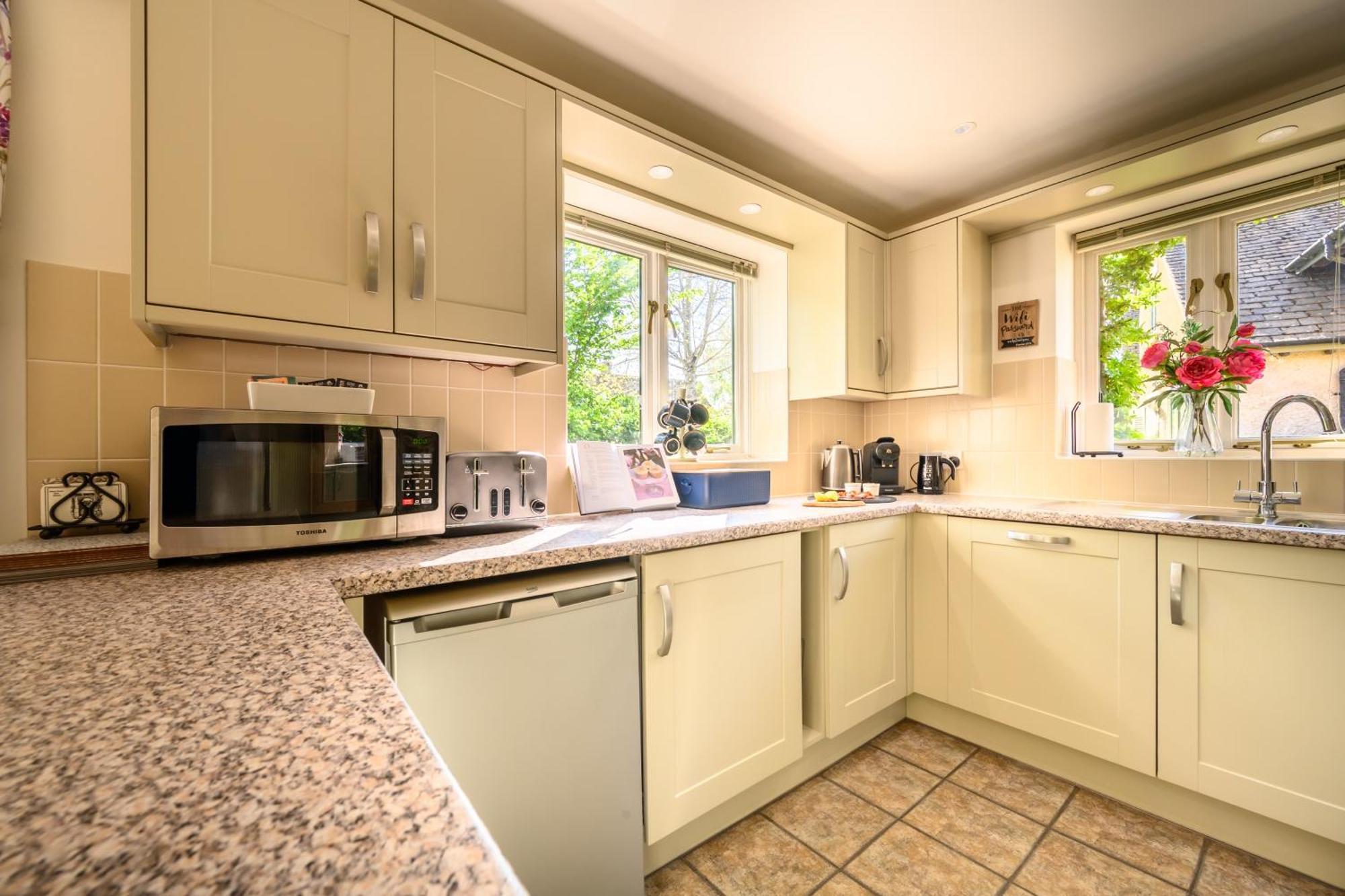 Cosy Cotswold Lodge: Family-Friendly Retreat with Spa and Heated Pools Ashton Keynes Exterior photo