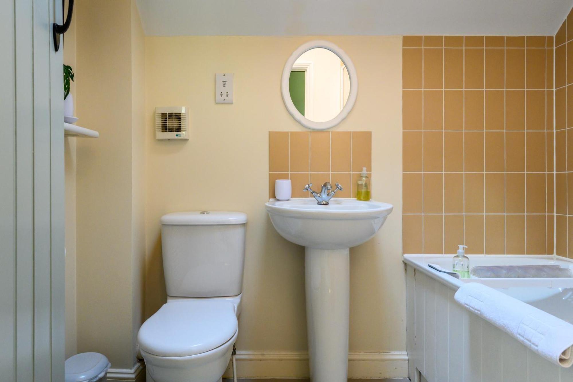 Cosy Cotswold Lodge: Family-Friendly Retreat with Spa and Heated Pools Ashton Keynes Exterior photo