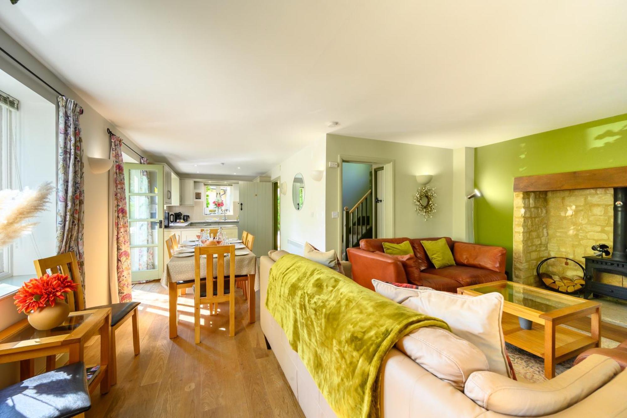Cosy Cotswold Lodge: Family-Friendly Retreat with Spa and Heated Pools Ashton Keynes Exterior photo