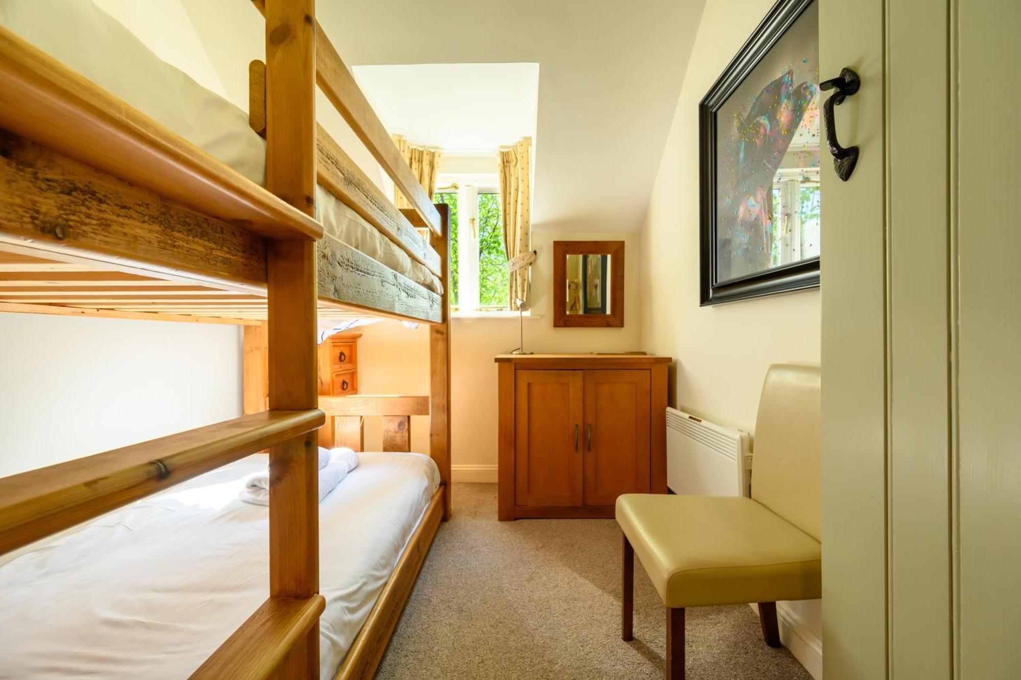 Cosy Cotswold Lodge: Family-Friendly Retreat with Spa and Heated Pools Ashton Keynes Exterior photo