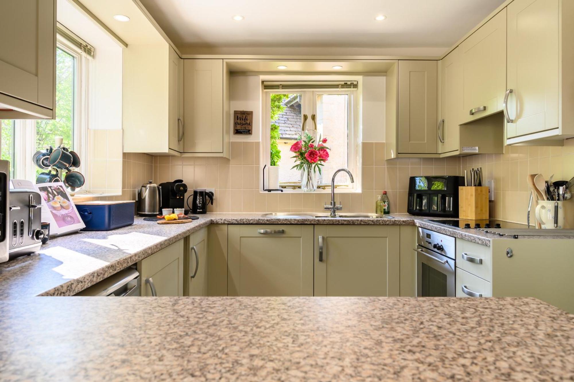 Cosy Cotswold Lodge: Family-Friendly Retreat with Spa and Heated Pools Ashton Keynes Exterior photo