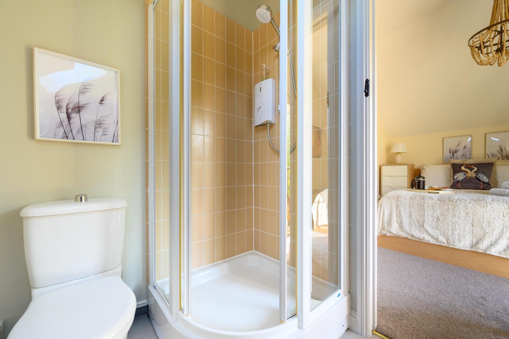 Cosy Cotswold Lodge: Family-Friendly Retreat with Spa and Heated Pools Ashton Keynes Exterior photo