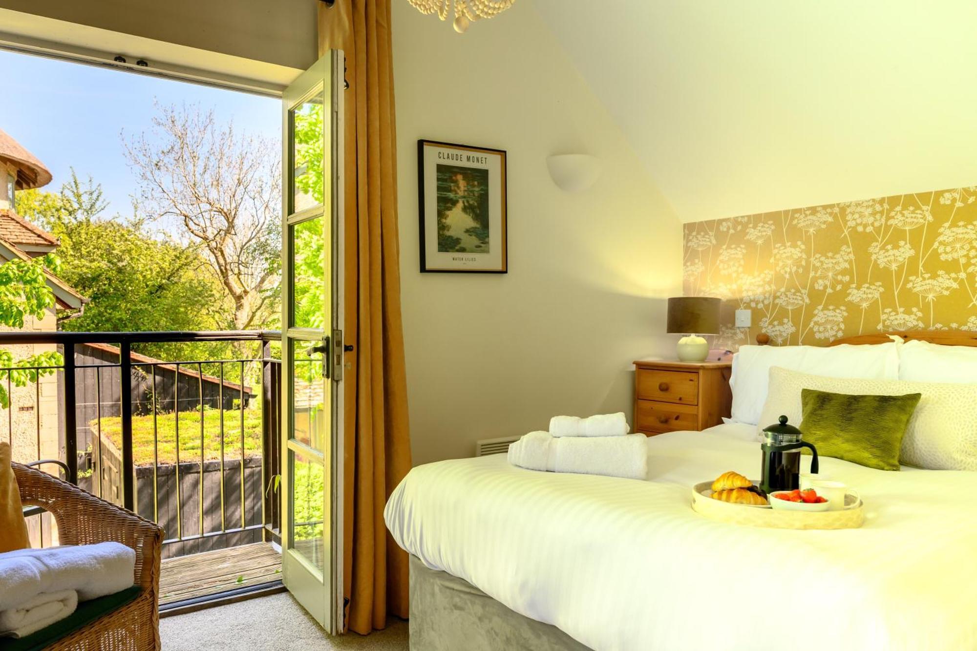 Cosy Cotswold Lodge: Family-Friendly Retreat with Spa and Heated Pools Ashton Keynes Exterior photo