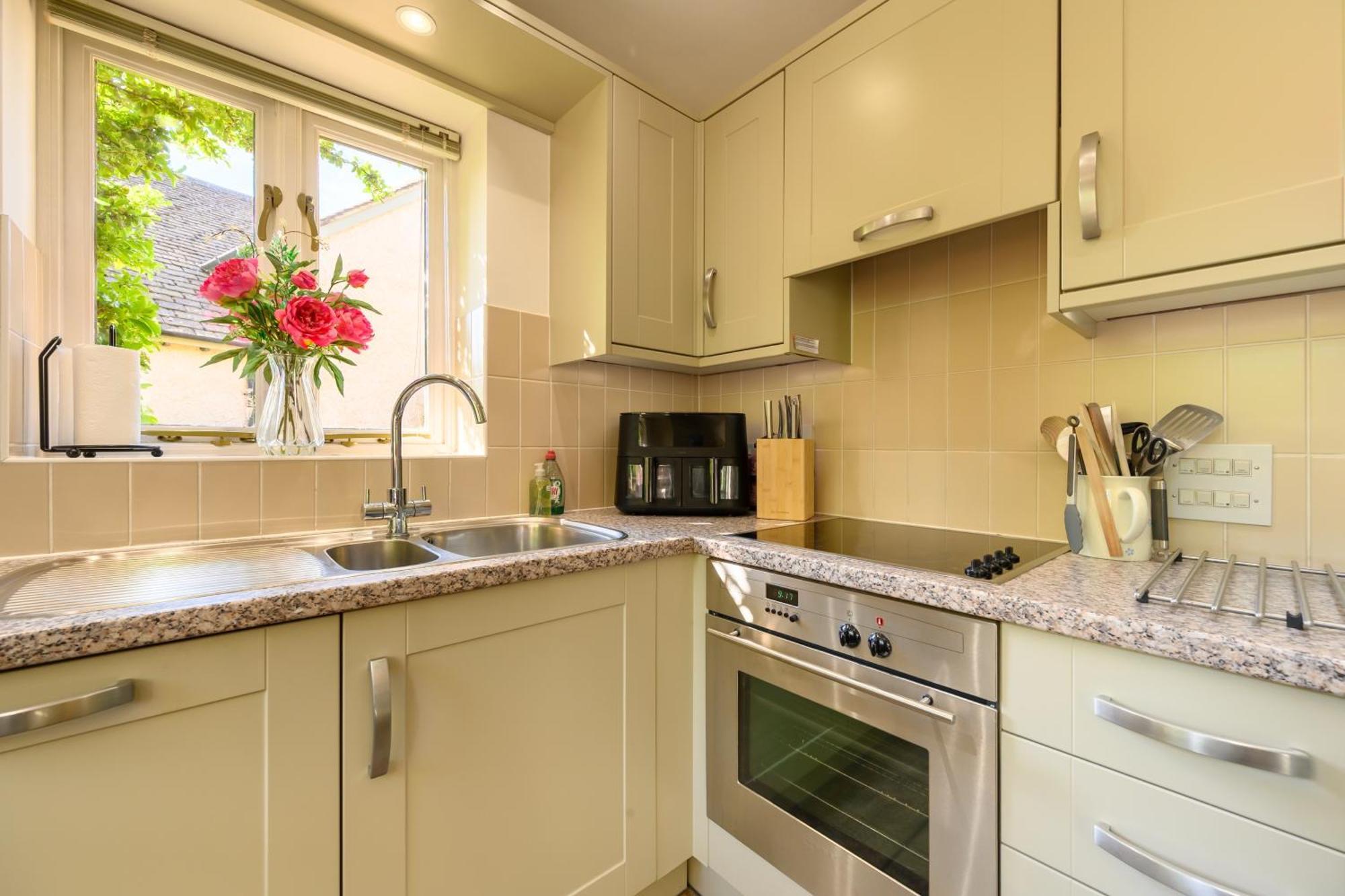 Cosy Cotswold Lodge: Family-Friendly Retreat with Spa and Heated Pools Ashton Keynes Exterior photo