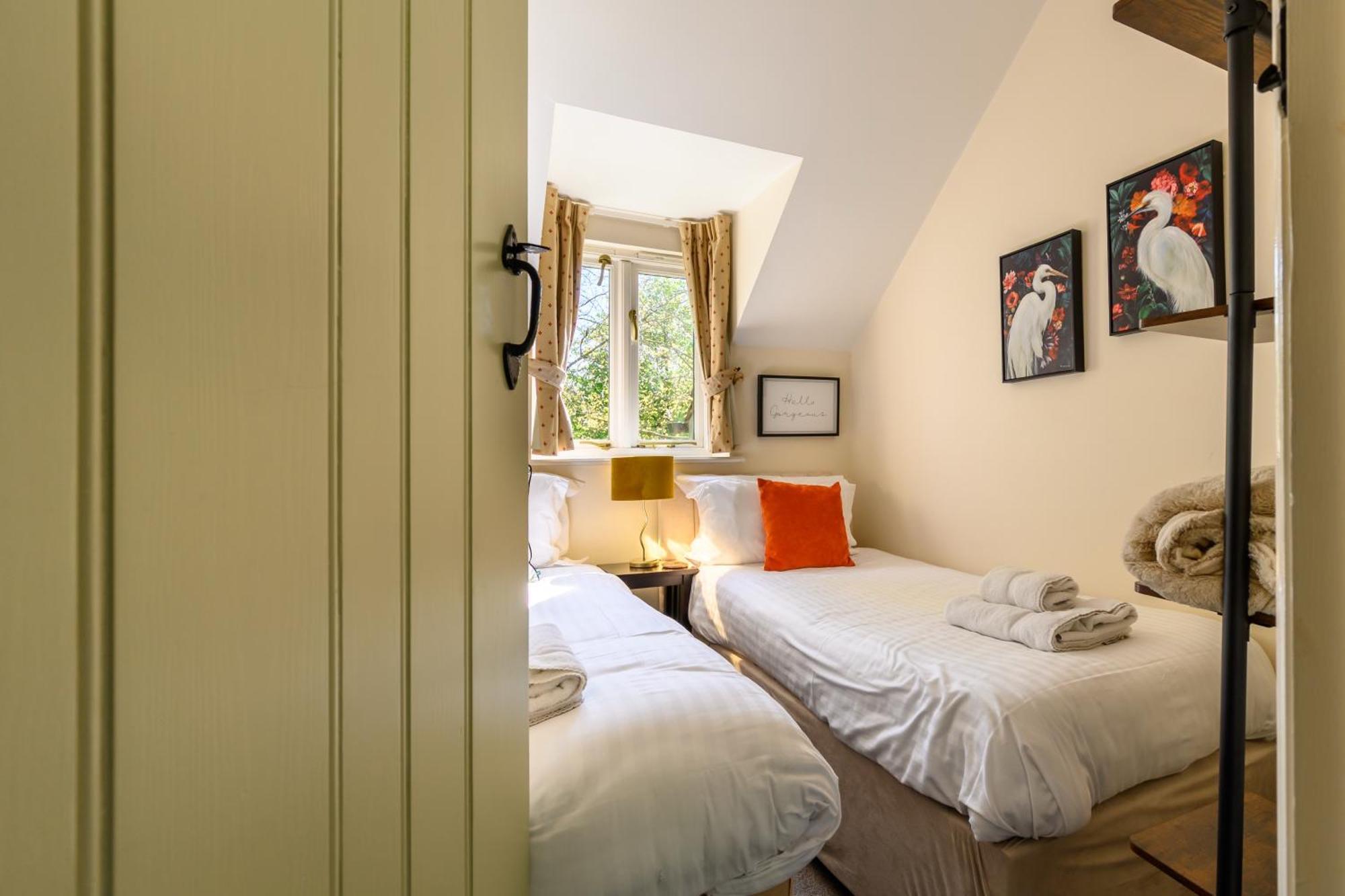 Cosy Cotswold Lodge: Family-Friendly Retreat with Spa and Heated Pools Ashton Keynes Exterior photo