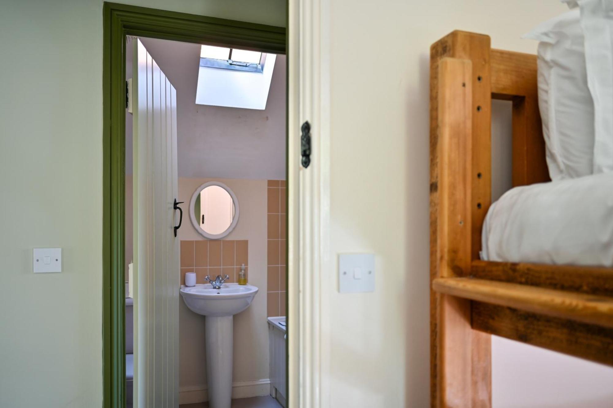 Cosy Cotswold Lodge: Family-Friendly Retreat with Spa and Heated Pools Ashton Keynes Exterior photo